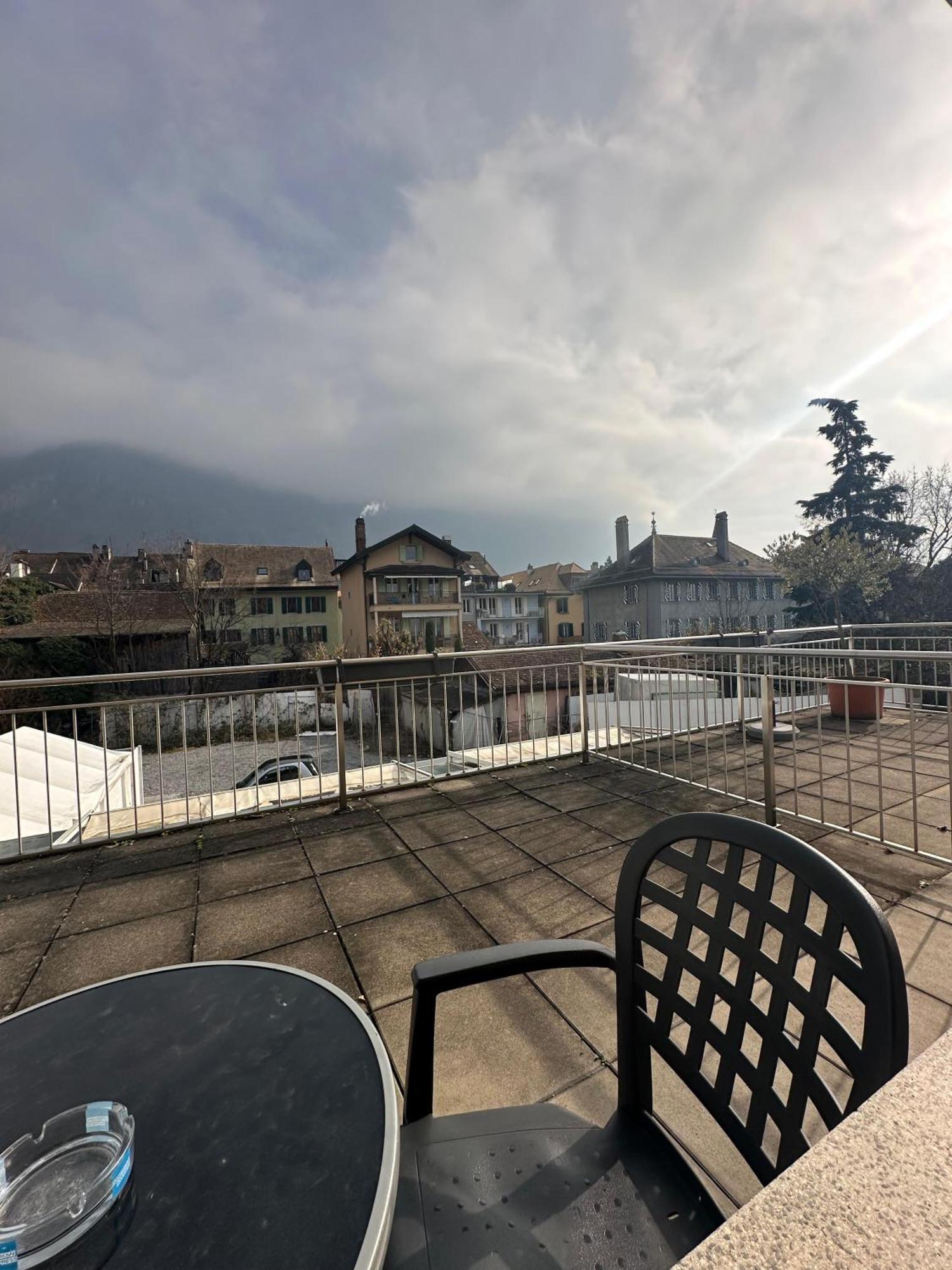 Hotel Du Quai Вильнёв Экстерьер фото
