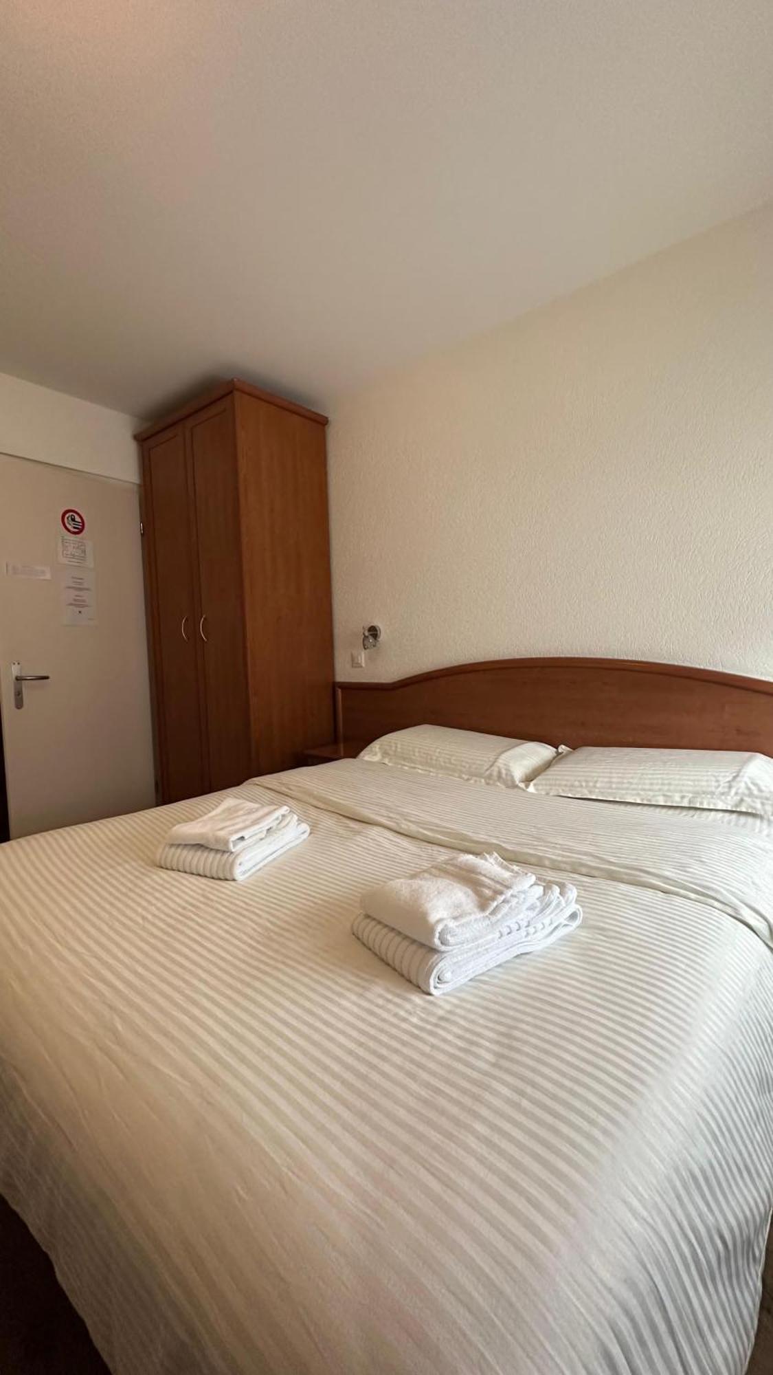 Hotel Du Quai Вильнёв Экстерьер фото
